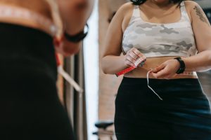 embracing your curves in blue jeans